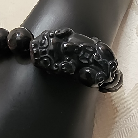 VINTAGE BLACK BEADED BRACELET WITH CARVED FIGURE STRETCH DESIGN ONYX STYLE BEADS - Picture 4 of 8